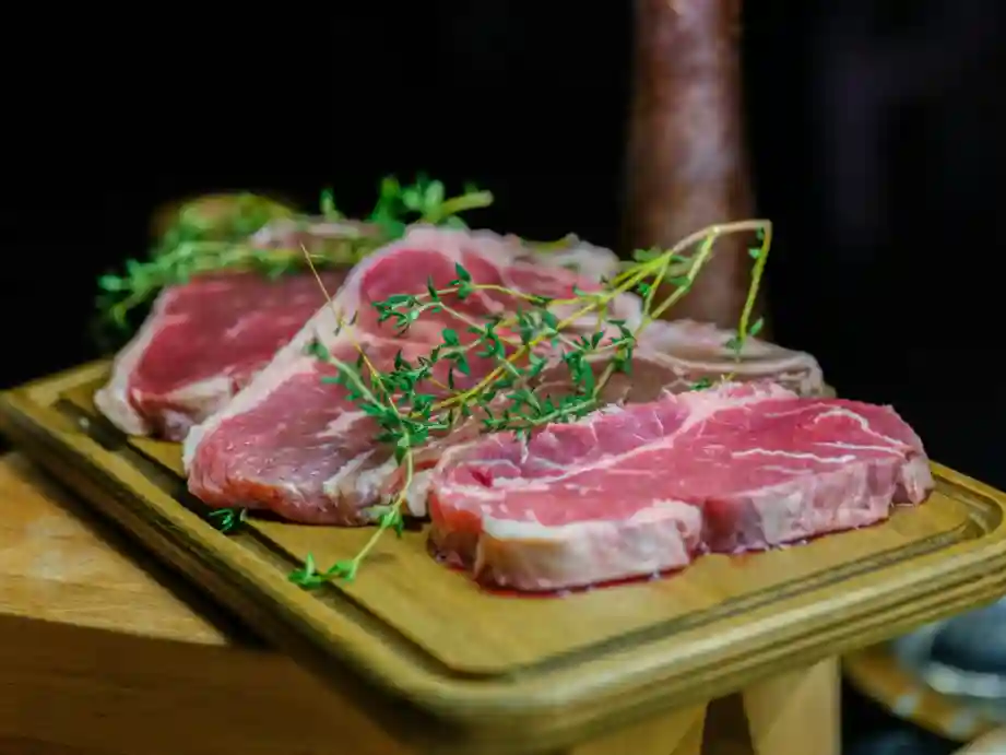 Morceaux d’agneau découpés à la boucherie de Bourgoin-Jallieu